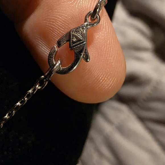 USED....Elegant Silver With A  White Shell Clover Necklace. - Picture 8 of 8